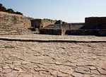 Festos -Entrance to the palace. The old stairway on the left was buried when the new stairway to the right was built 3700 years ago. (608x440, 100.6 kilobytes)