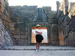 Mycenae - Gloria at the Lion Gate, the main entrance to the palace. (587x440, 96.9 kilobytes)