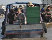 There were many tourists at the floating market, but it's not a market for tourists.