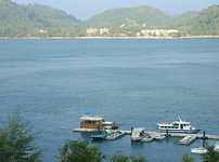 Pangkor Laut harbor, and Pangkor across the strait. (699x520, 92.8 kilobytes)