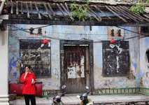 On Jalan Tun Tan Cheng Lock, the main street of Chinatown, a wreck of a building. (754x530, 113.1 kilobytes)