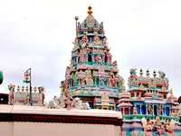 Sri Mariamann Hindu Temple <br> with ornate roof. (733x550, 89.2 kilobytes)