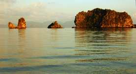 Sunrise - Three Islands.  Thailand is in the background. (780x423, 83.2 kilobytes)