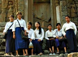 Bakong30Schoolgirls8683 (672x492, 81.5 kilobytes)