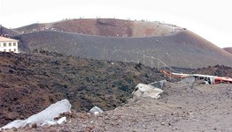 Across the road there's a classic caldera (780x447, 104.5 kilobytes)