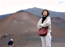 Gloria poses on the rim of the caldera (700x500, 81.5 kilobytes)