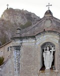 San Giuseppe Church, with skull and bones at the top. (400x500, 87.1 kilobytes)