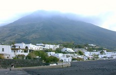 The top of the Stromboli volcano was only briefly visible. (770x500, 76.0 kilobytes)