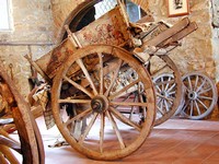 The museum in Gibilmanna, behind the church, has this Sicilian cart. (667x500, 103.8 kilobytes)