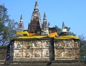 The seven-spired chedi that gives the wat its name